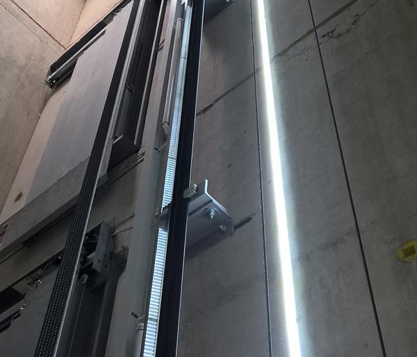 TECHNICKÉ SPECIFIKACE Řídicí systém pro osvětlení výtahové šachty SlimeLine obsahuje potřebný elektronický systém pro ovládání osvětlení šachty, jakožto pro i nezávislý provoz funkce nouzového
