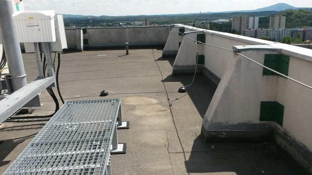 2 Oplechování střechy Spodní část střešní konstrukce je lemována betonovými atikovými panely, hydroizolace vytaženy na svislou část atiky do výšky cca 150 mm a ukončena pozinkovanou přítlačnou lištou.