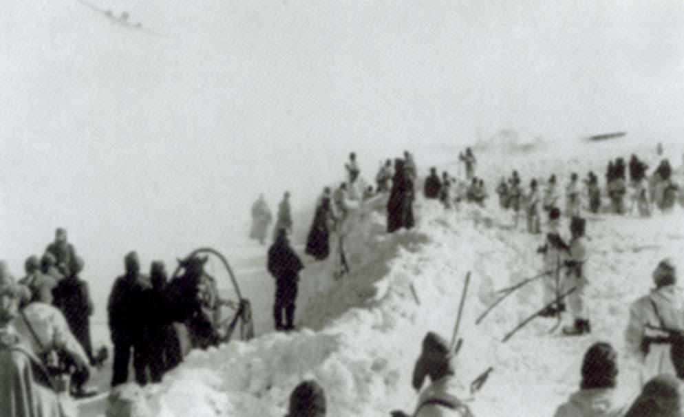 Obr. 2 Vojáci, kteří lopatami odklidili přistávací plochu, upírají oči na přistávající letoun [18] Fig. 2. Soldiers who shoveled the landing field of snow are having their eyes fixed on just landing airplane [18].