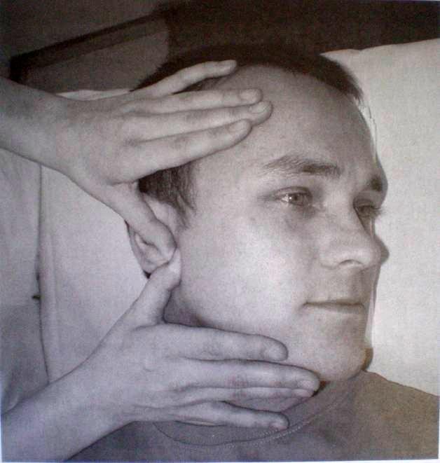 Anteriorní posun Pacient leží na zádech, hlava rotovaná na neošetřovanou stranu terapeut stojí na pravé straně