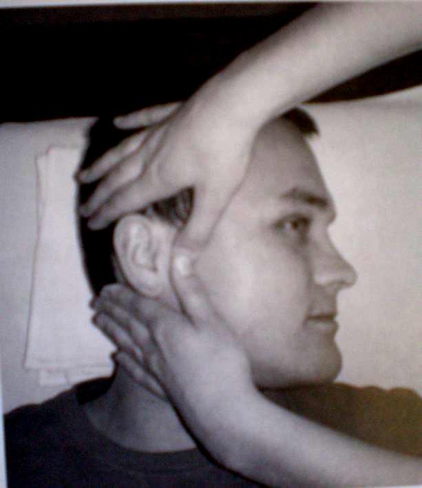 Post.posun Pacient leží na zádech, hlava rotovaná na neošetřovanou stranu na levé