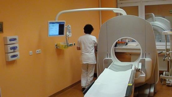 Radiologický pracovník asistuje lékaři při podání radiofarmaka pacientovi. Připraví pomůcky k intravenózní aplikaci (jehlu, stříkačku, čtverce buničiny, náplast, škrtidlo, rukavice, dezinfekci).