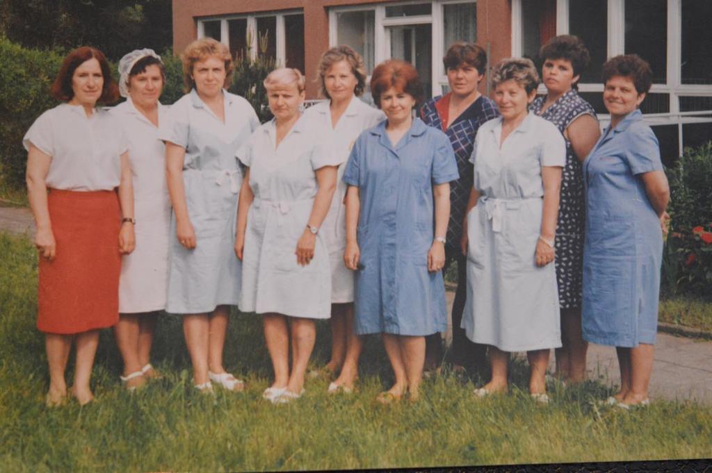zdravotní sestra, Miluška Urbanová, uklízečka, a Věra Miřijovská, zdravotní sestra (chybí některá z rehabilitačních pracovnic). V listopadu 1994 došlo ve stacionáři k havárii topení.