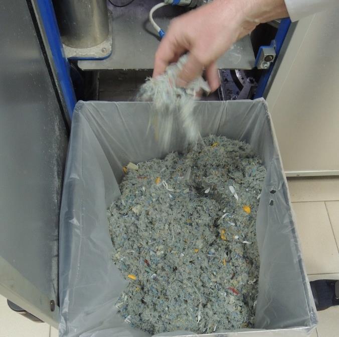 rozmělněný, suchý odpad je z komory přesunut do připravených nádob. V takovémto odpadu se nevyskytují žádné ostré předměty. [25] Velikost částic se pohybuje od 2 do 3 mm.