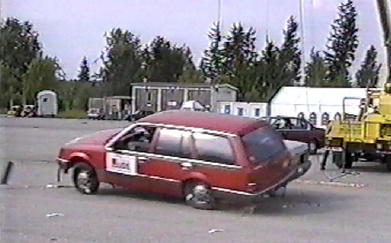 obr. 48 Crash-test: tečná kolize s druhým automobilem (zdvih boku) Automobil s pohonem předních kol se natlačil pravým bokem na bok druhého automobilu a smýkal se po něm od zádě k přídi.