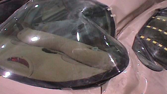 Skloplastové zasklení znamená výplň z vrstvené struktury, mající jednu nebo více vrstev ze skla a jednu nebo více vrstev z umělé hmoty vrstvy z umělé hmoty se musí montovat směrem do interiéru vozu.