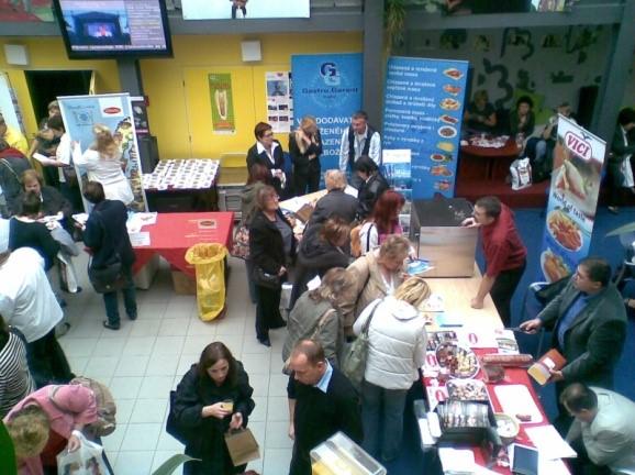 Nabízíme zájemcům prostor pro uspořádání vlastní výstavky své produkce v kuloárech nebo i v prostoru přednáškového sálu. Základní jednotkou je malý stolek (cca 2m²), židle.