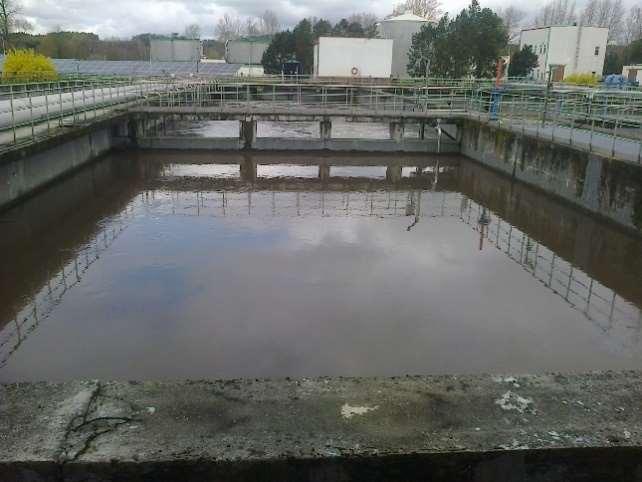 V okolí aktivačních nádrží jsou vybudovány čtyři čerpací studny pro snížení hladiny spodní vody.