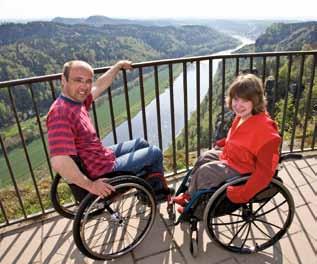ROLLSTUHL- & HANDBIKETOUREN Túry na invalidním vozíku & na handbiku 47 Basteiaussicht Vyhlídka Bastei Ein Ausflug zur Bastei - dem Wahrzeichen der Sächsischen Schweiz - darf bei einem Besuch der