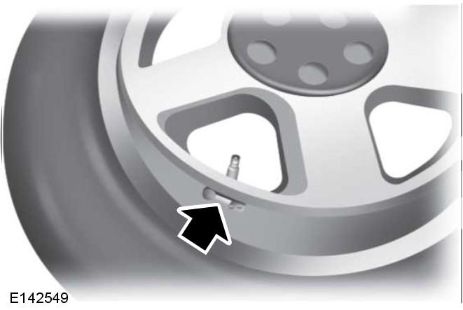 Kola a pneumatiky Výměna pneumatiky se systémem monitorování tlaku v pneumatikách Servis pneumatik by měl provádět autorizovaný prodejce.