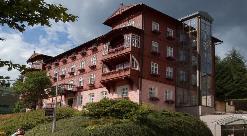 HOTEL TERRA Hotel Terra byl nově zrekonstruován v roce 2016 a nachází se v lázeňském centru v blízkosti lázeňské Kolonády.