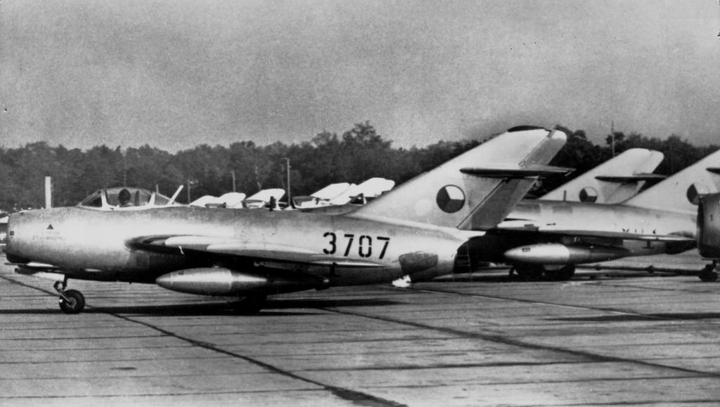 Nezanedbatelná byla potřeba zvýšení kvality letectva stíhacího, dosažená především přemístěním starších MiG-5 ke stíhacím bombardovacím útvarům, zaváděním letounů typové řady MiG-9, a snížením