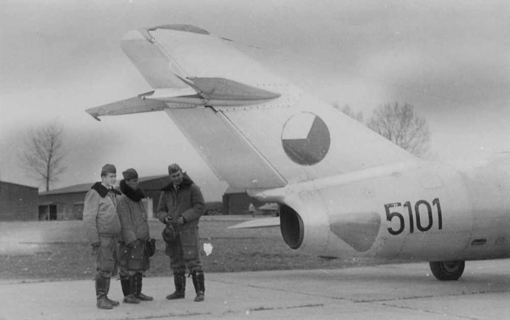 První S-02 v. č. 2250 smontovaný v ČSR z dovezených dílů létal v r. 952 s označením OL-0 u. letky 5. let. pluku v Žatci. Na snímku je zachycen již po r. 957 s označením 50, pravděpodobně u 2.