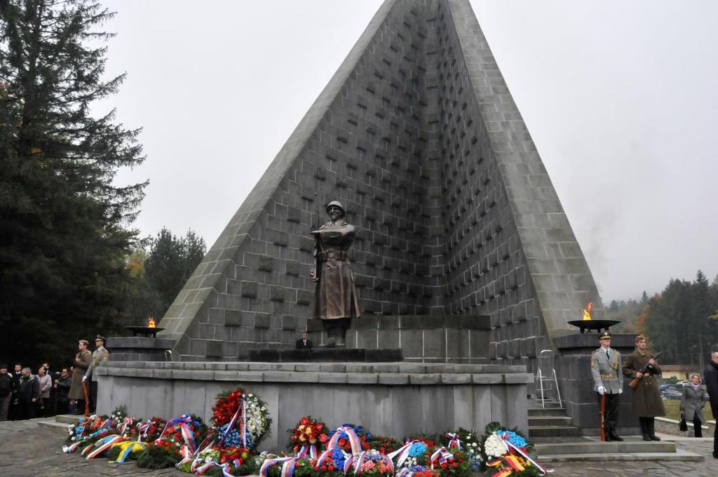 Pro druhoválečné veterány připravila jednota Valtice cyklus 7 koncertů Růže pro válečné veterány, setkání jugoslávských veteránů Brigády Jana Žižky.