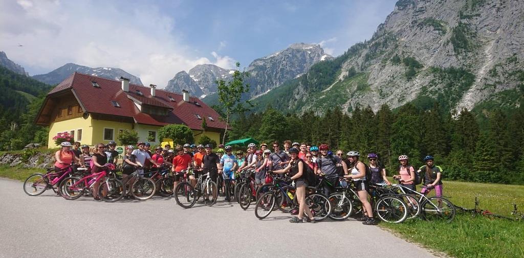 Druhý lyžařský kurz pro žáky vyššího gymnázia proběhl ve středisku Saalbach v rakouských Alpách. Kurz byl velmi atraktivní a zúčastnilo se ho celkem 62 žáků tříd kvinta A, kvinta B a 1. A. V měsíci červnu jsme pro žáky 3.