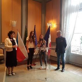 Blanka Mintonová, Hana English, Veronika Zajícová Týden ve francouzských rodinách, slavnostní přijetí na radnici v Bourg-en-Bresse, fotografie s komentáři ve dvou francouzských denících Již potřetí