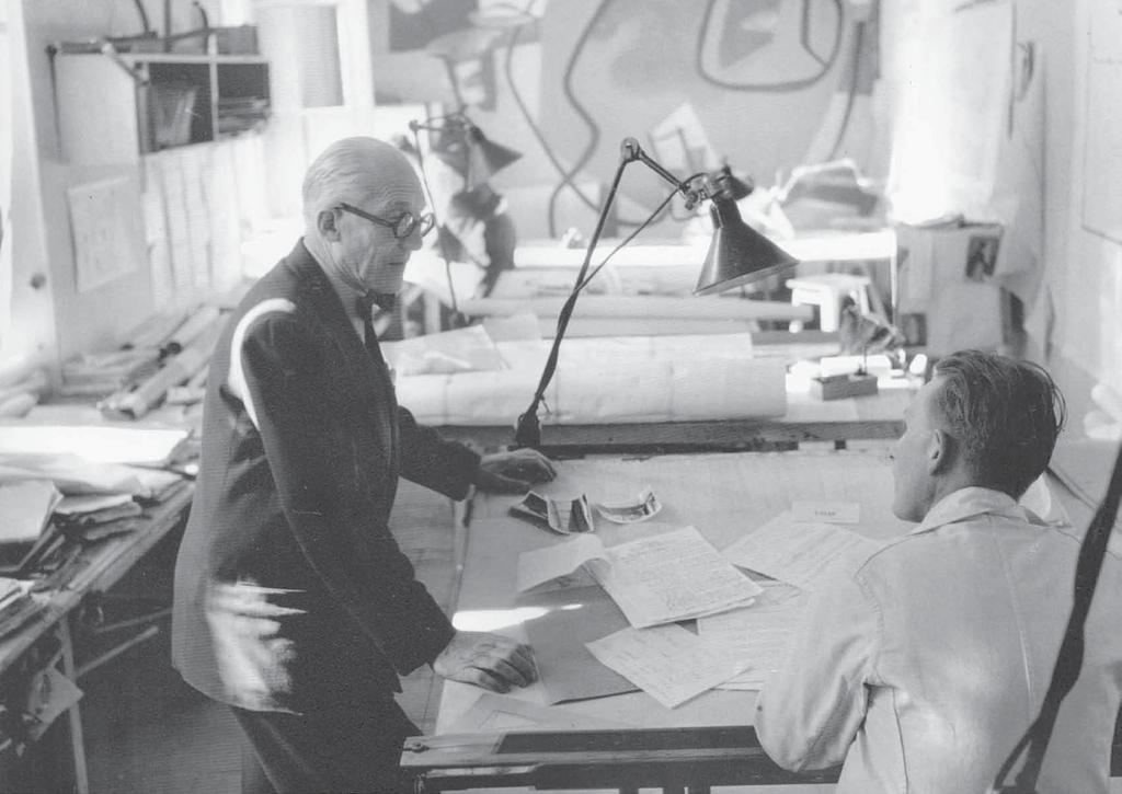 Velkým příznivcem těchto lamp se stává samotný Le Corbusier, který je používá ve vlastních architektonických kancelářích i při realizaci projektů po celém světě. Následují další jako např. R.