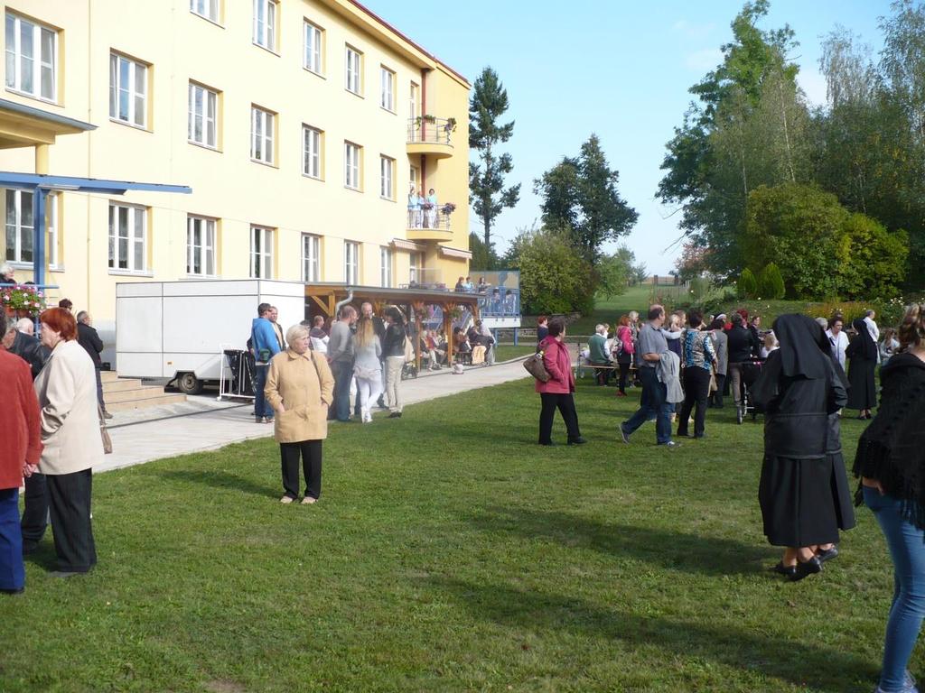 a Pavla Velký Újezd děkovnou mši svatou, celebroval MONS. Mgr. Ing. Pavel Konzbul,Dr. pomocný biskup brněnský. Poté se oslava přesunula do celého areálu Domova.