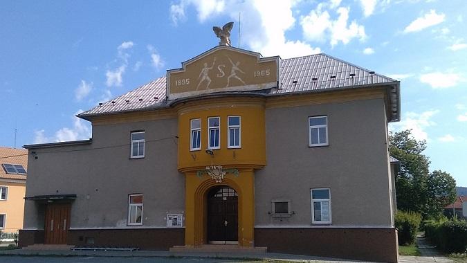 pomník obětem I. a II. světové války se sochou lva, budova Sokola z r.