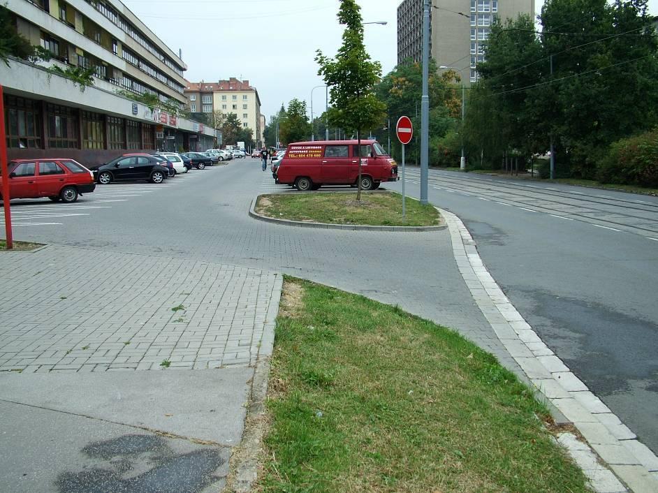 Obr. 4. 14 Pozor na velké podélné sklony, zejména pak na volbu povrchu na těchto komunikacích. Nutné brát v úvahu i způsoby provádění takto navržených komunikací.