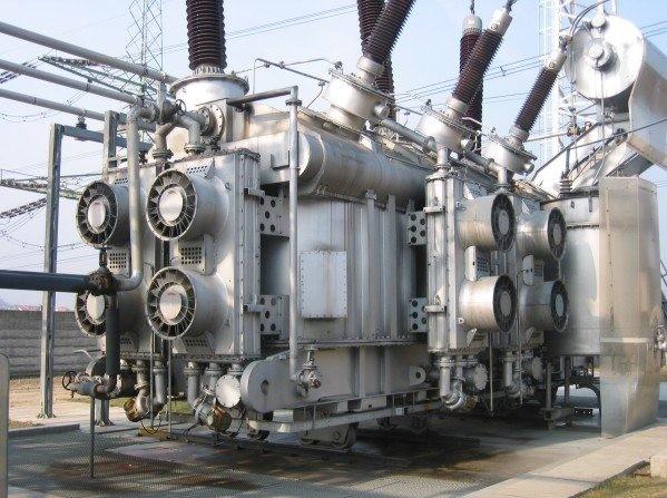20. obr. Výkonový transformátor s oběhovými čerpadly a chladícími ventilátory Transformátory mají tepelné ochranné pojistky.