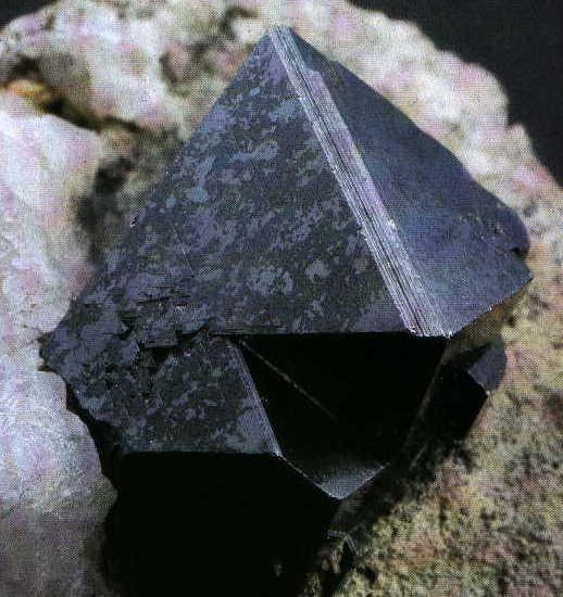 MAGNETIT Fe 3 O 4 Symetrie: kubická Forma výskytu: Běžně tvoří oktaedrické krystaly, které mohou být zdvojčatělé podle (111), agregáty hrubě zrnité.