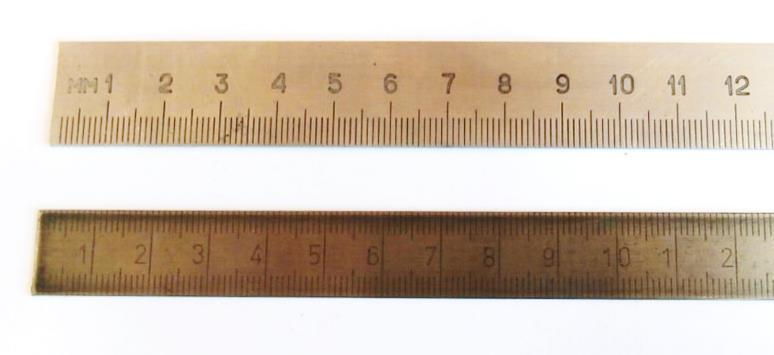 Popis nářadí na měření rozměrů Ocelové měřítko, ocelové pravítko Ocelová měřítka jsou většinou 300 mm dlouhá a jsou vyrobena z tenké ohebné páskové oceli.