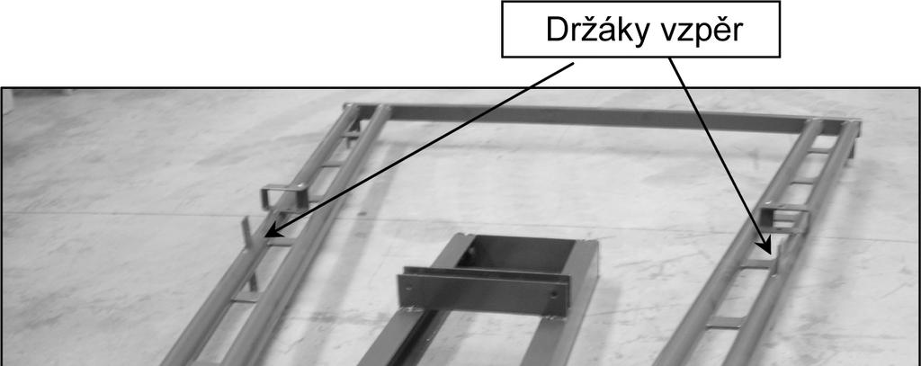 - Přední stojku uložte do "U" profilu vodicí