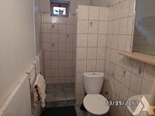 palivo. Přímo u vchodu do domu je pergola. Dům je napojen na elektřinu - 230/400V a obecní vodovod.