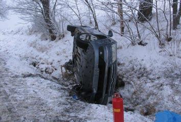 CO SE DĚJE SLOVO O ZIMĚ NA SILNICI TIPY A RADY POLICIE ČR DÍL 1 Po pohodových pozdně letních dnech přichází sychravý podzim a nevlídná zima, kdy mnoho řidičů zapomíná na svoje motorové miláčky, ať už