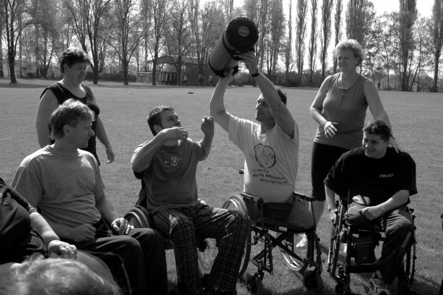 Trénink obecně pro osoby s TP V současné době se mění přístup k trénování a vnímání sportu pro postižené jako rehabilitačního prostředku.