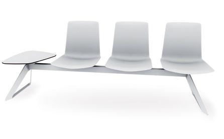 V typickém designu nooi je možné lavici dále individuálně vybavit skořepinami sedáků a odkládacími deskami.
