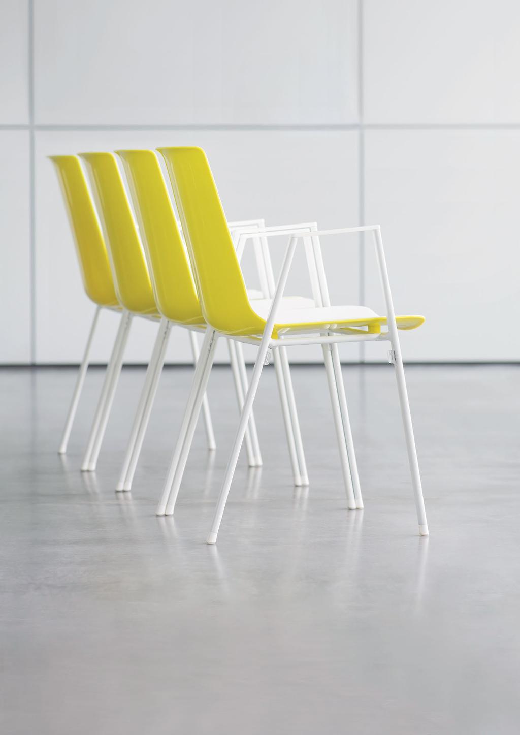 Rodina židlí nooi pochází z designové dílny neunzig design a zrodila se z nápadu, jak využít jeden tvar skořepiny s různými variantami podnoží ve všech důležitých oblastech