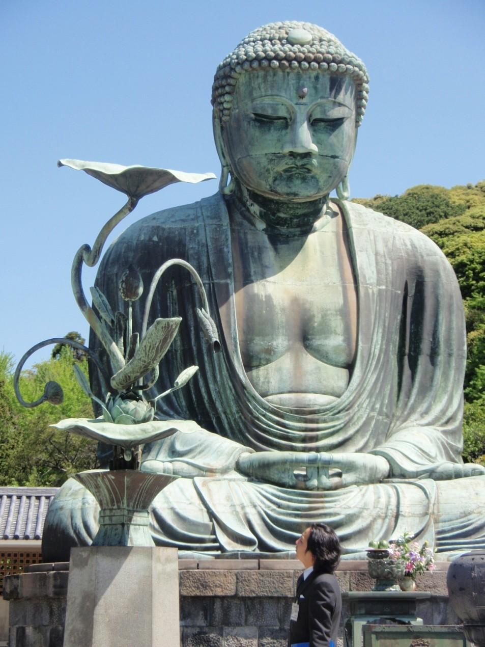 kamakurský daibucu- Veľký buddha v Kamakure Amida buddha postavený zo zdrojov vojenskej šľachty a