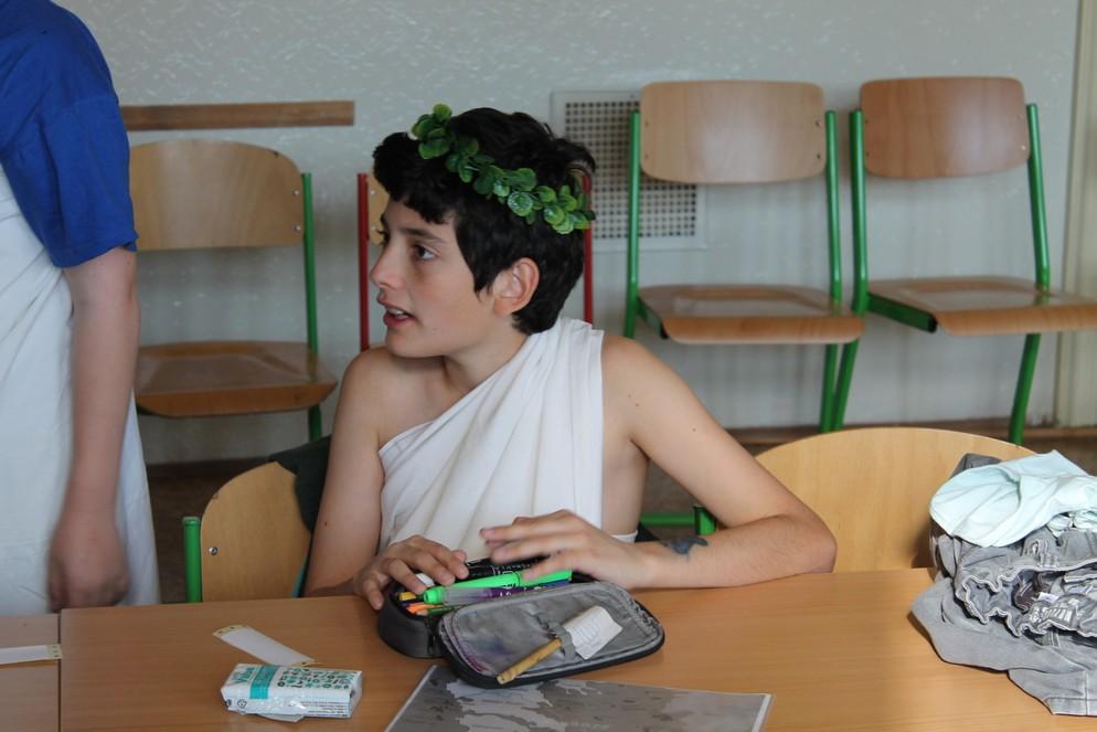 Šesťáci si užívají řecký den Žáci a žákyně 6. A a 6.