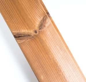 okolních není na dotek dřevo tak horké či chladné v porovnání s tepelně neupraveným dřevem.