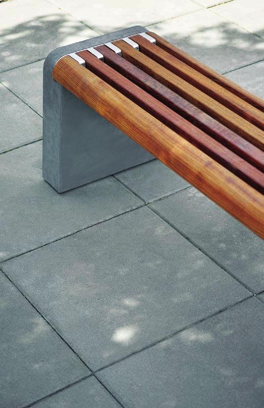 forma Lavička jednoduchých čistých tvarů těžící z kombinace štíhlých dřevěných lamel a masivních podpěr z vysoce kvalitního betonu, nabízeného ve dvou odstínech.