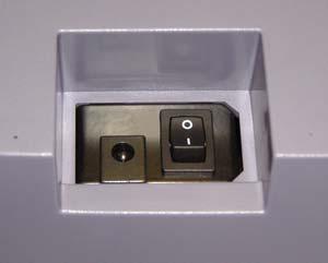 ROZHRANÍ NA SPODNÍ SRANĚ VÁHY Konektor napájecího adaptéru je vpravo zespodu při čelním