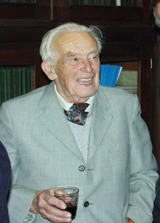 VÝZNAMNÉ UDÁLOSTI Životní jubilea Prof. MUDr. Mojmír Fučík oslavil 18. 12. 2003 devadesáté narozeniny. Vedení kliniky uspořádalo 19. 12. malou oslavu v knihovně, kam si přišli zavzpomínat současní i bývalí zaměstnanci.