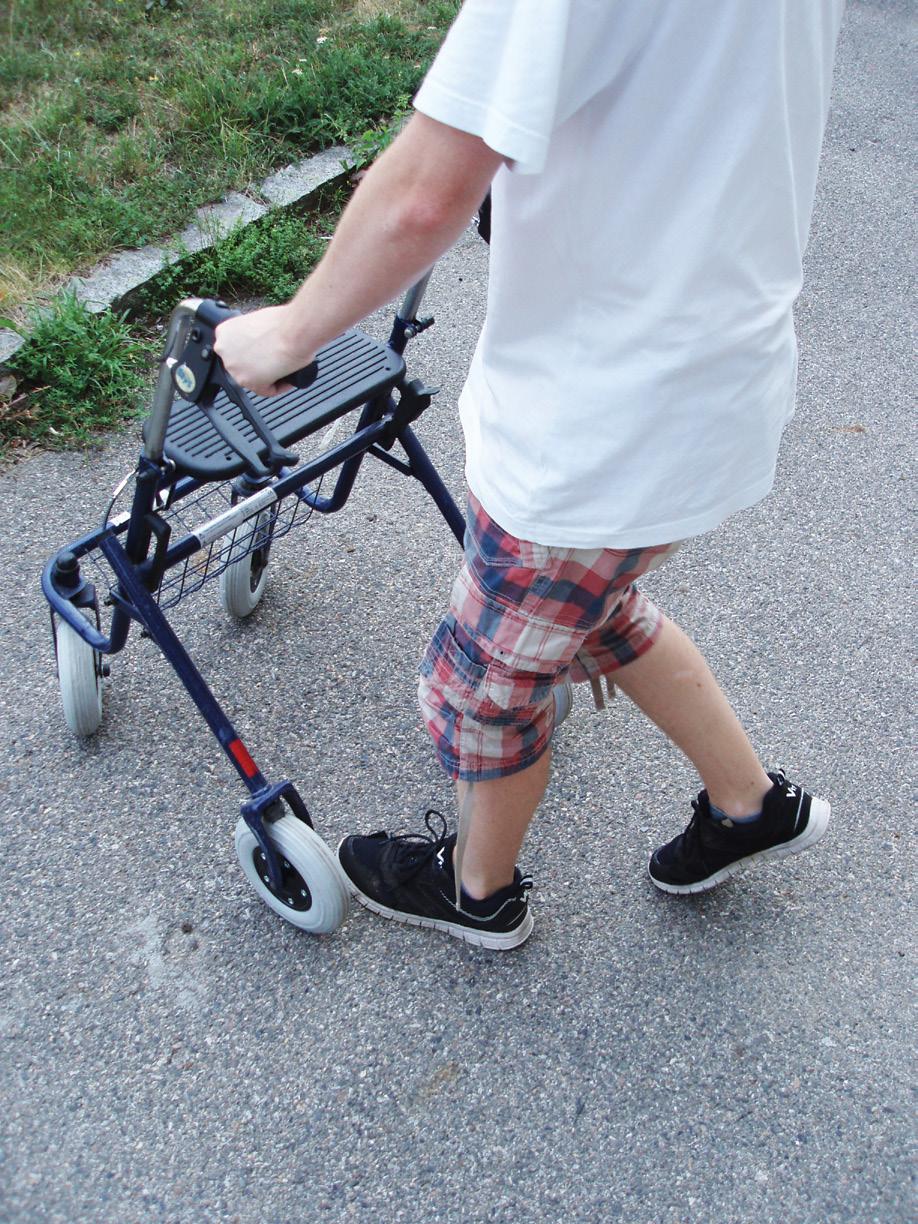 Chodítka jsou určena pro osoby se zvýšenou poruchou rovnováhy. Poskytují stabilnější oporu a výrazněji odlehčují dolní končetiny. Neumožňují však zdolávaní překážek jakými jsou schody a zvýšené prahy.