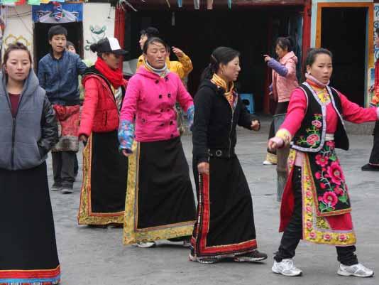 den cesta do hor Východního Tibetu, horská vesnice Moxi, geologický park Hailuogou s ohromujícím ledovcem na úbočí hory Gongga (7556 m), výlet k vysokohorskému jezeru Mugecuo (3700 m), procházka k