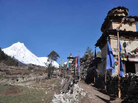 Trasa prochází vesničkami s různými etniky až do Nupri, údolí s jasným tibetským vlivem.