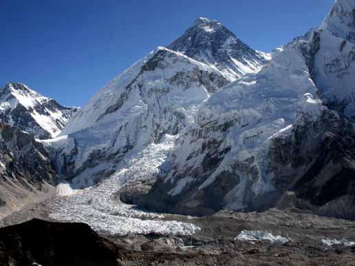 Odměnou budou výhledy na známá himálajská panoramata s Mt. Everestem, Lhotse, Nuptse, Ama Dablamem, Cho Oyu. Lukla 1. 2. den odlet do Káthmándú, ubytování v Thamelu 3.