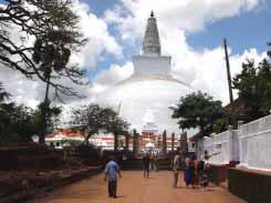 den Polonnaruwa (UNESCO) - středověké město s komplexem zbytků královských paláců, dágoby, monumentální sochy Buddhy vytesané ve skále 6.