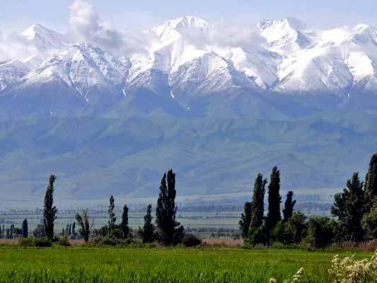 Jeho největšími zajímavostmi jsou lokality zapsané na seznamu UNESCO - Samarkand, Buchara a Chiva, připomínající někdejší slávu Hedvábné stezky.