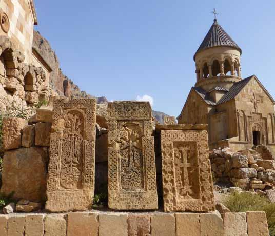 den odlet do Jerevanu - obří schodiště Kaskáda, socha Matky Arménie, náměstí Republiky s budovou opery, Modrá mešita, pevnost Erebuni, památník genocidy 3. 4.