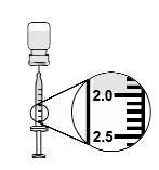 4. Odstraňte kryt injekční jehly a dávejte pozor, abyste se nedotkl(a) jehly. Držte lahvičku na rovném povrchu a pomalu protlačte jehlu přímo dolů zátkou.