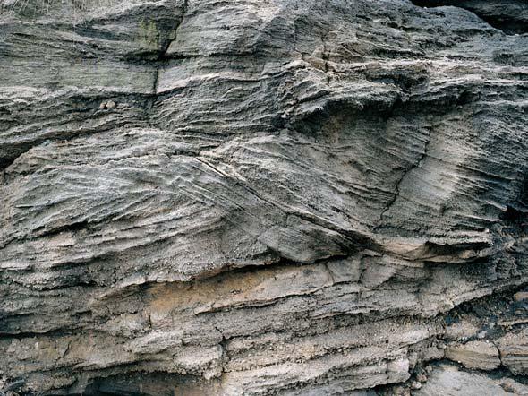 Ïek. Horniny jsou spodnopaleozoického stáfií uloïeniny mofiského pûvodu, zvrásnûné a metamorfované v prûbûhu variského vrásnûní. Na v chodû okresu vystupuje ãást rozsáhlého karlovarského plutonu.