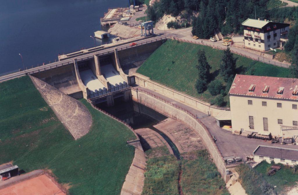 průtoky vody, chrání celou oblast kolem řeky Vltavy před povodněmi a zvyšuje výrobu elektrické energie v ostatních elektrárnách Vltavské kaskády.