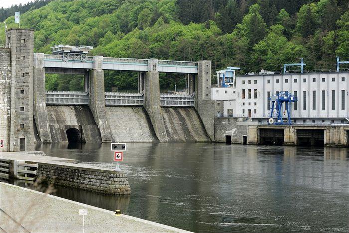 2.3.5 VE Štěchovice I Obr. 16. Vodní elektrárna Štěchovice (převzato [16]) Vodní dílo Štěchovice bylo budováno v letech 1938 a stavba byla dokončena roku 1944.